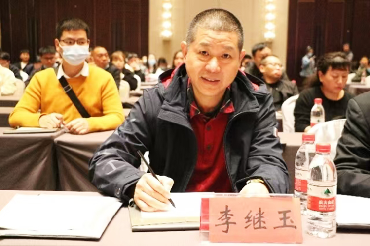 与深圳改革开放一百个有突出贡献的家庭代表。百岁老人乔红在一起(图2)