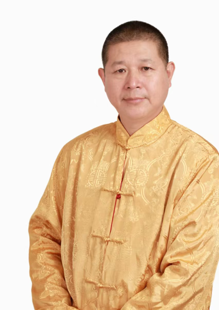 与深圳改革开放一百个有突出贡献的家庭代表。百岁老人乔红在一起(图1)
