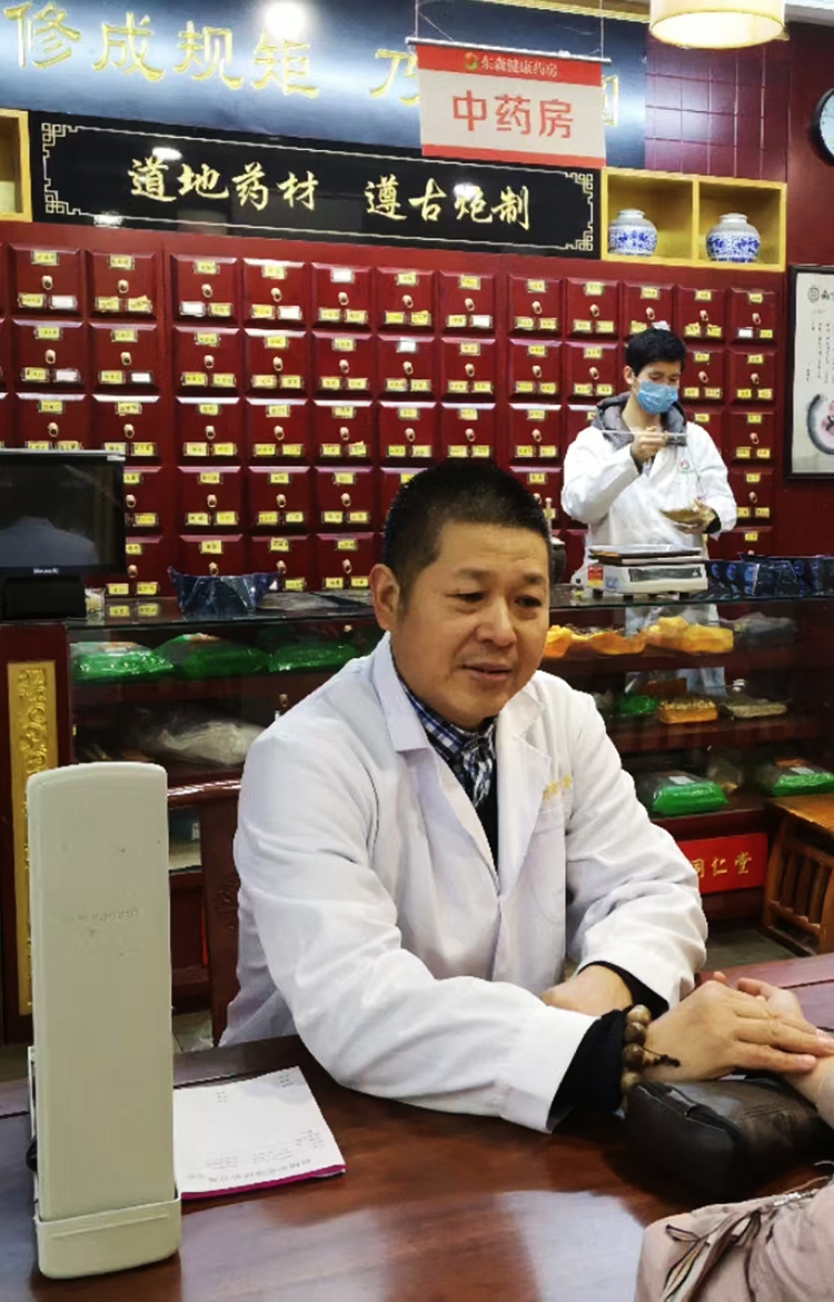 与深圳改革开放一百个有突出贡献的家庭代表。百岁老人乔红在一起(图3)