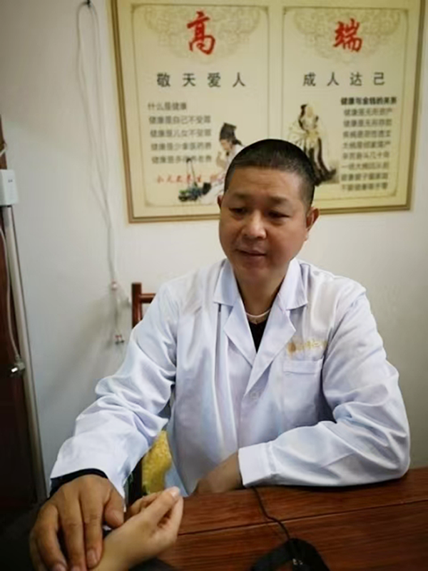 与深圳改革开放一百个有突出贡献的家庭代表。百岁老人乔红在一起(图4)