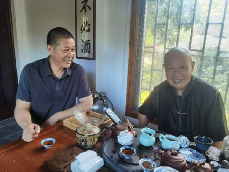 与深圳改革开放一百个有突出贡献的家庭代表。百岁老人乔红在一起(图6)